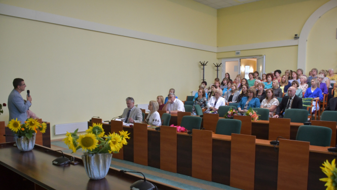 Pedagogu konferences dalībniekus uzrunā Raivis Ragainis