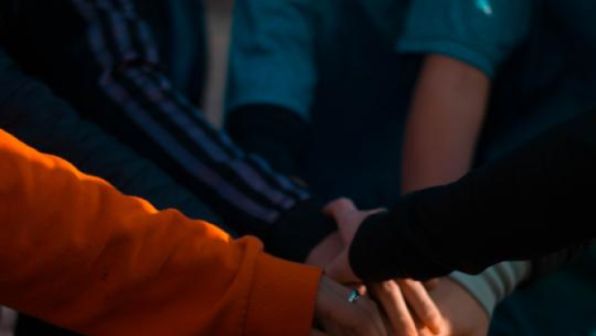 Brīvprātīgais darbs - jaunieši sadevušies rokās