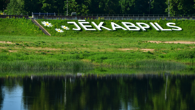 Uzraksts Jēkabpils pie Daugavas