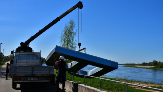 Uz dambja nogāzes veido uzrakstu “JĒKABPILS”