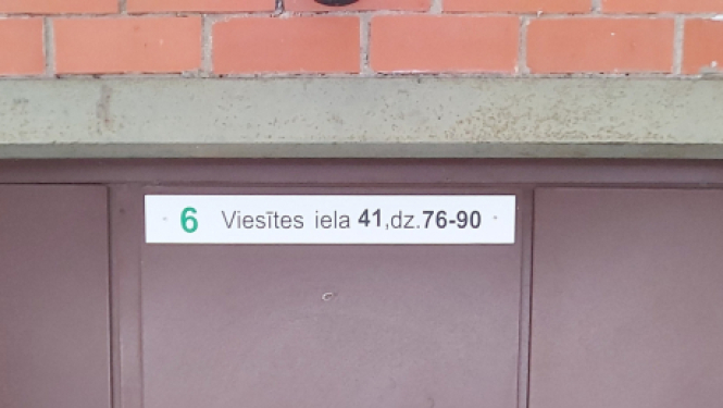 SIA JK Namu pārvalde uzstāda informatīvās plāksnes