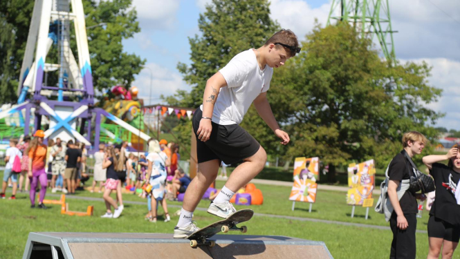 Jaunieši ar skrituļdēli
