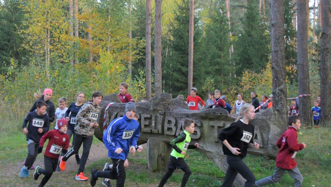 Pusstundas skrējiens