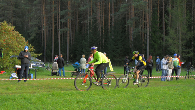 Pusstundas velobrauciens