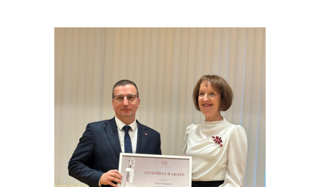 Priekšsēdētājs Raivis Ragainis saņem VARAM atzinības rakstu