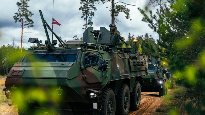 Bruņu tehnika pārvietojas pa mežu