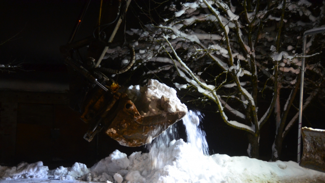 Traktora kauss ar sniegu