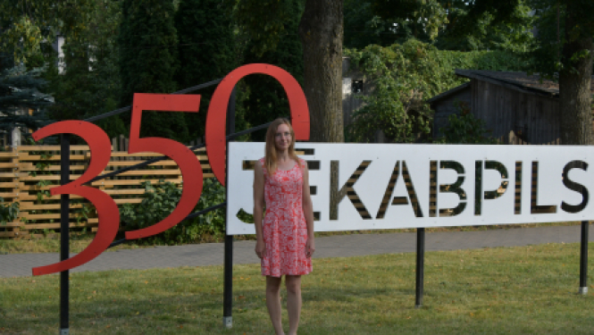 Jēkabpiliete velta dziesmu pilsētas 350. jubilejai