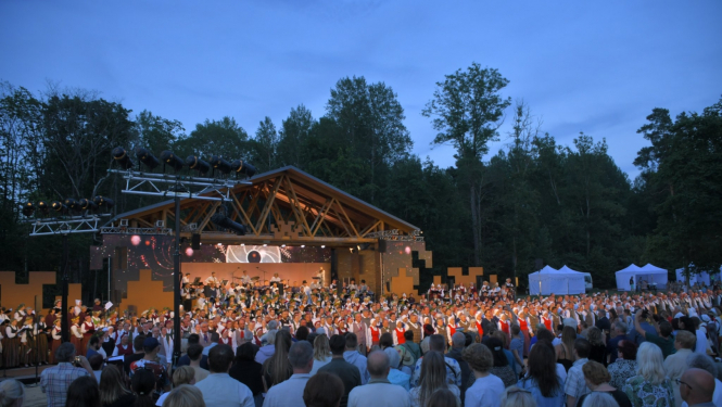 Koncerta skatuve un klausītāji