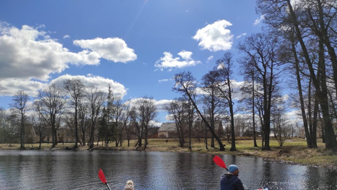 Divi laivotāji ūdenī