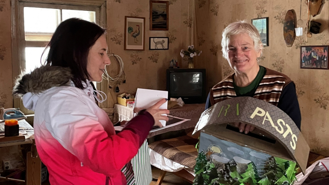 Rudīte Urbacāne saņem apsveikuma vēstuli Ziemassvētkos