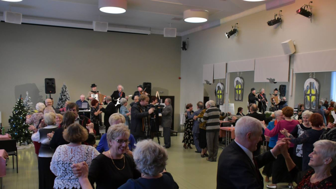 Aicinām piedalīties senioru deju nodarbībās "Ar deju uz veselību"!