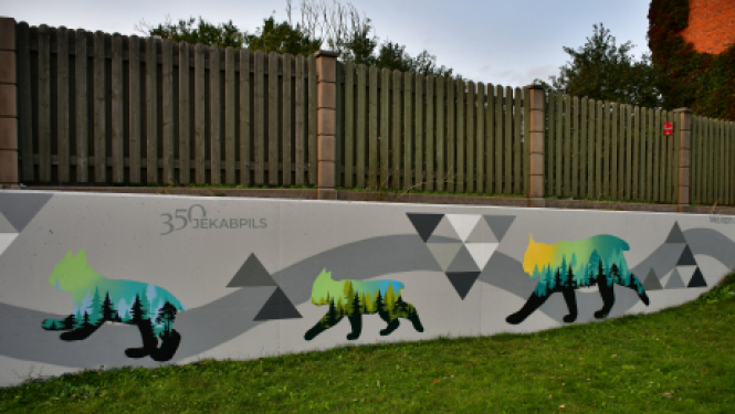 Apgleznota mūra siena starp Rīgas un Kurzemes ielu