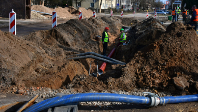 Strādā pie avārijas seku novēršanas Draudzības alejas mikrorajonā 