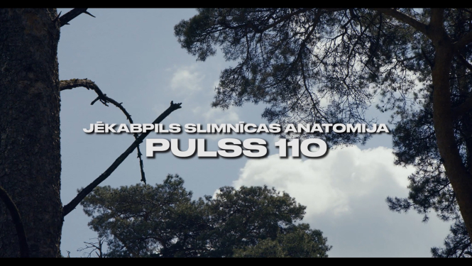 Kadrs no Jēkabpils slimnīcas filmas - priedes un debesis, pa virsu uzraksts Jēkabpils slimnīcas anatomij. Pulss 110