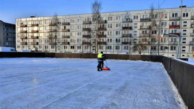 Uzsāk ledus liešanu Pils rajona slidotavā