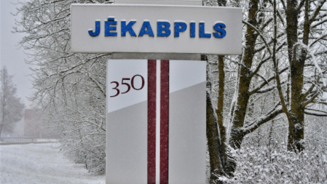 Jēkabpils zīme ceļa malā