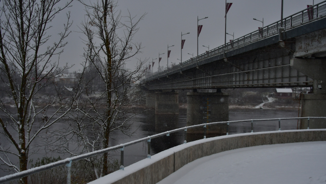 Skats no dambja gājēju celiņa uz Jēkabpils tiltu pār Daugavu