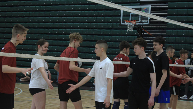 Jaunieši sarokojas pēc sporta spēles