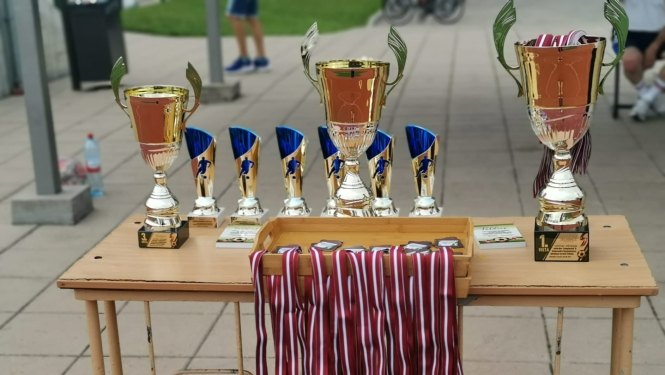 kausi un medaļas stāv uz galda