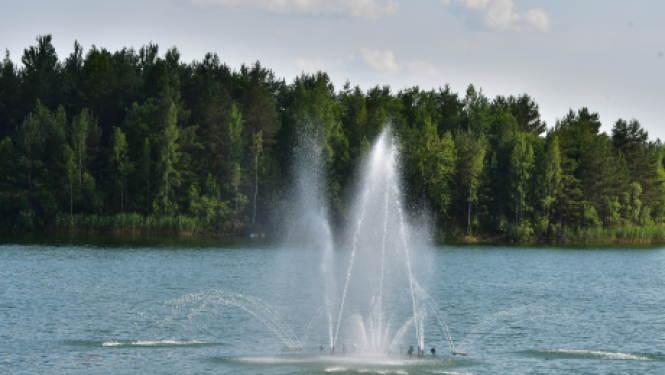 Radžu ūdenskrātuves galvenās peldvietas akvatorijā uzstādīta strūklaka