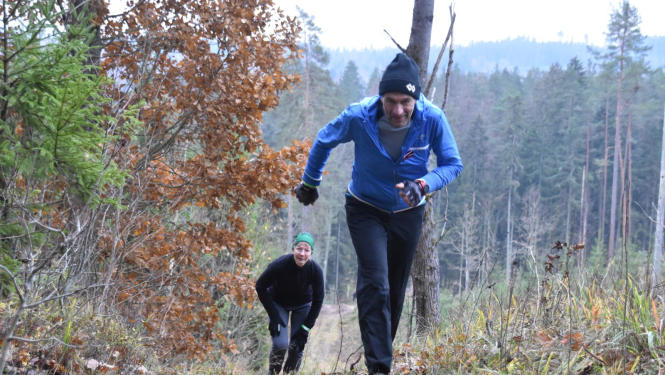 Cilvēks skrien pretī kamerai stāvā kalnā