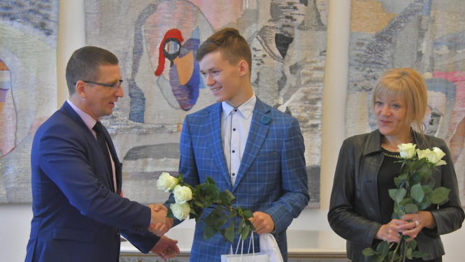 Domes priekšsēdētājs sveic sportistu Jāni Censoni