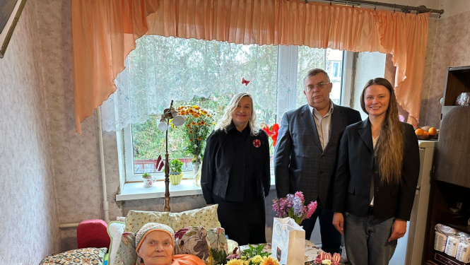 priekšsēdētāja vietnieks Aivars Vanags sveic jēkabpilieti Ludvigu Valaini 100 gadu jubilejā!