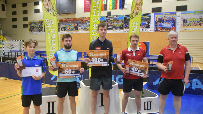 Galda tenisa čempionu kopbilde