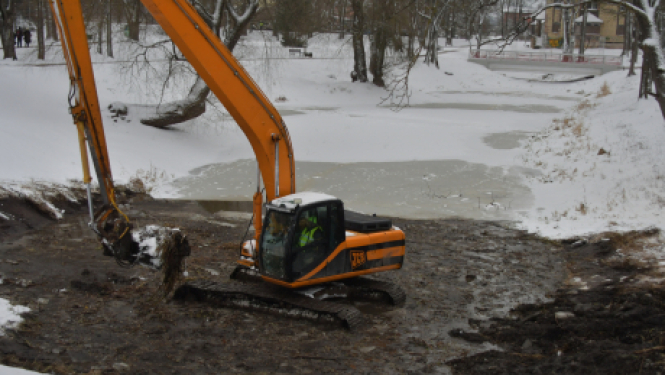 Šodien uzsākta Kena parka dīķa tīrīšana