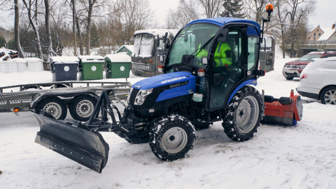 Aknīstes traktors zilā krāsā