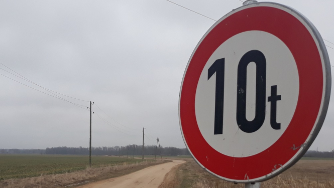 ceļa zīme - transporta masas ierobežojumi 10t