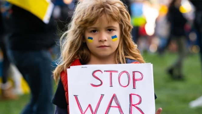 Ukraiņu bērns ar plakātu Nē karam