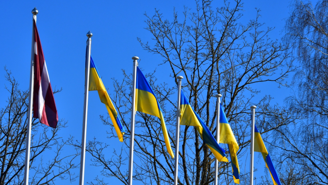 Foto - Ukrainas un Latvijas karogi