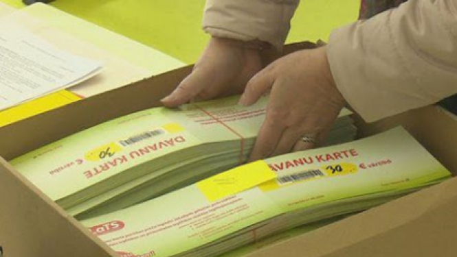 Par dāvanu karšu izsniegšanu skolēniem