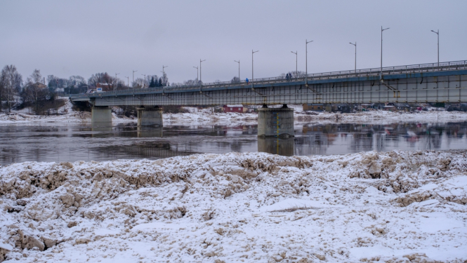 Daugava pie Jēkabpils tilta ziemā, sniega krāvumi krastā