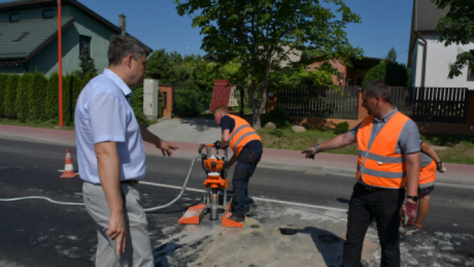 Veic asfaltbetona paraugu urbšanu Zīlānu ielas posmā no Slimnīcas līdz Ķieģeļu ielai