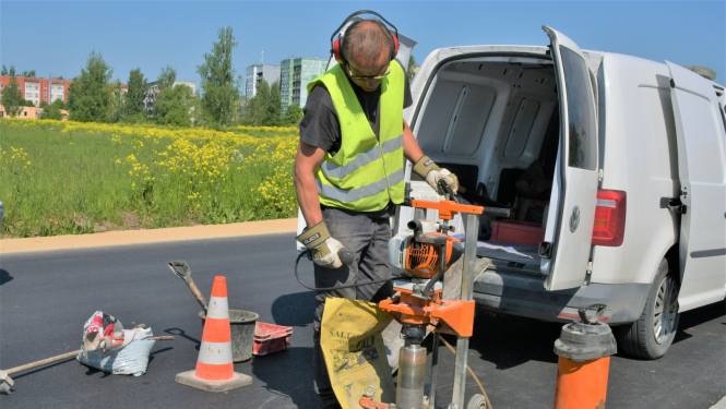 Veic urbumus asfaltā Viestura ielā