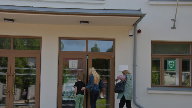 2 vēlētāji iet pie ārdurvīm