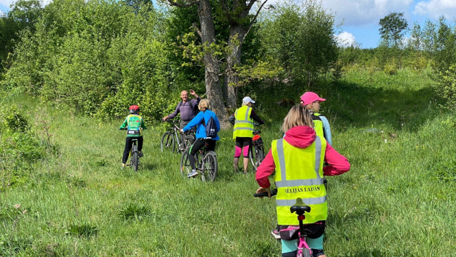 velobrauciens pa lauku dabu