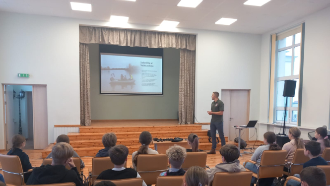 vides speciālists prezentē par dabas aizsardzību