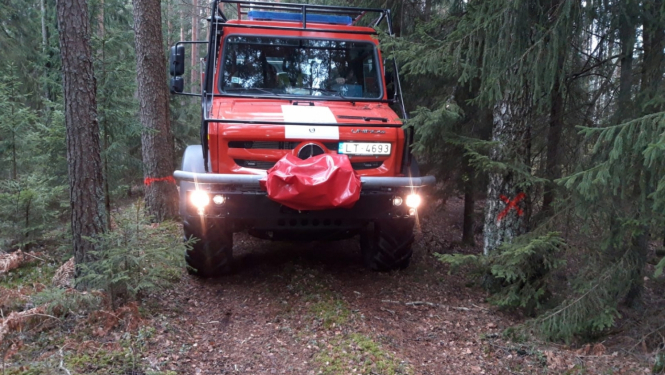 Ugunsdzēsēju mašīna mežā