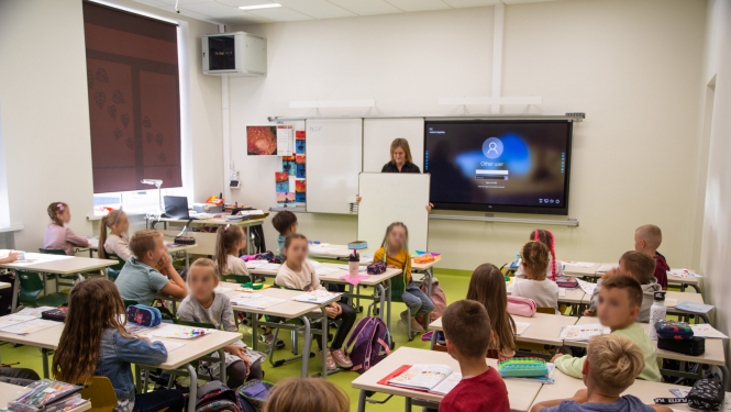 klase ar skolēniem un skolotāju