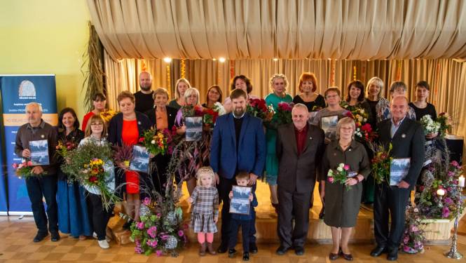 Sēlijas sudrabs laureātu kopbilde pie mazās skatuves 2. stāvā Viesītes kultūras centrā "Sēlija"