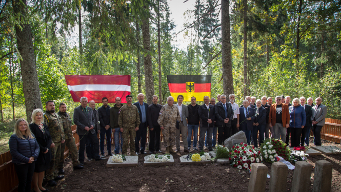 Jēkabpils novada domes priekšsēdētāj vietnieks izglītības, kultūras jautājumos Alfons Žuks, brīvprātīgo grupa no Vācijas un Vācijas Bundesvēra karavīri, godinot Pirmajā pasaules karā kritušo vācu karavīru kapavietu atjaunošanu. 