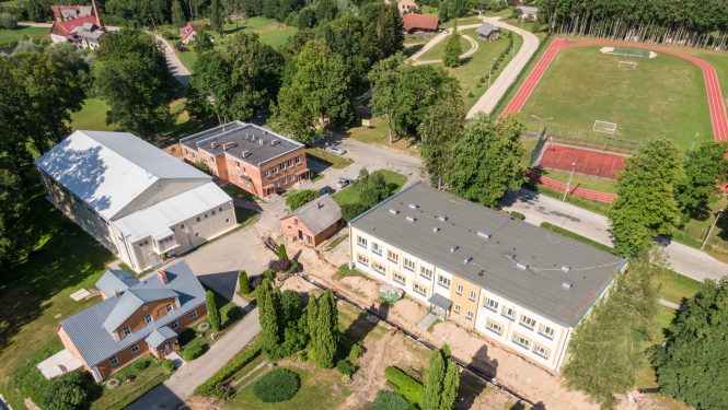 Skats no drona uz siltumtrases pārbūves darbiem