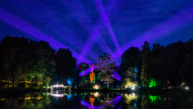 Zasas muižas parks svētku laikā nakts stundās