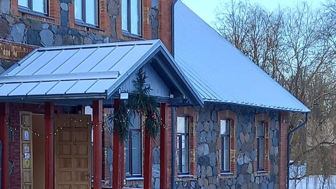 Ziemassvētku vecītis pie Rubeņu pamatskolas ieejas durvīm