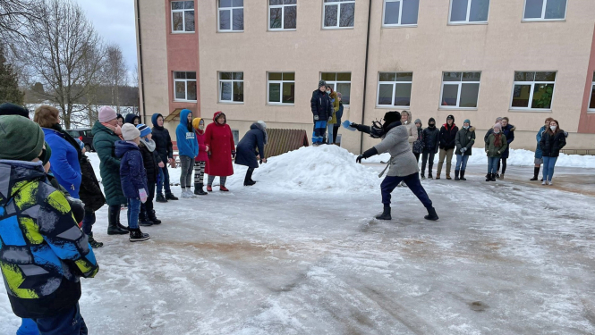 Notiek aktivitātes ārā pie Rubeņu pamatskolas