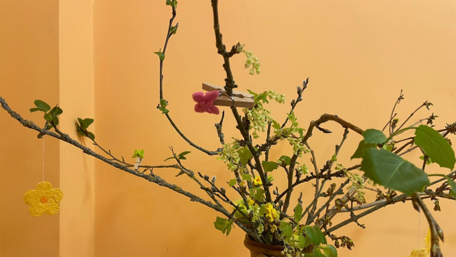 Pavasara ziedu kompozīcija vāzē telpās